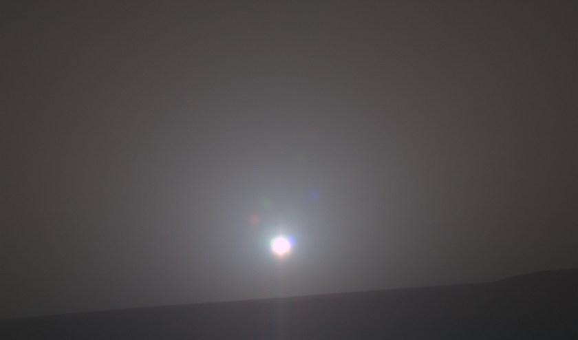 Le lever du soleil le 4 999e sol de la mission du rover. // Source : NASA/JPL-Caltech/Cornell/Arizona State Univ./Texas A&M (photo recadrée) Le lever du soleil le 4 999e sol de la mission du rover. // Source : NASA/JPL-Caltech/Cornell/Arizona State Univ./Texas A&M (photo recadrée)
