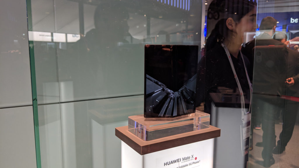 Le Mate X de Huawei, sous cloche // Source : Numerama