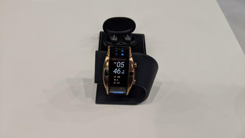 Nubia Alpha, la montre smartphone // Source : Julien Cadot pour Numerama Nubia Alpha, la montre smartphone // Source : Julien Cadot pour Numerama