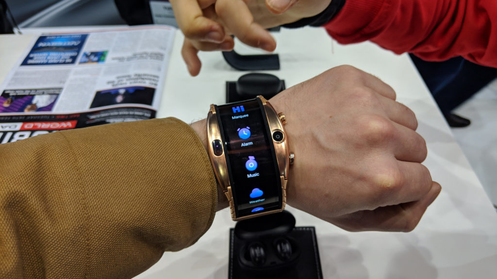 Nubia Alpha, la montre smartphone // Source : Julien Cadot pour Numerama Nubia Alpha, la montre smartphone // Source : Julien Cadot pour Numerama