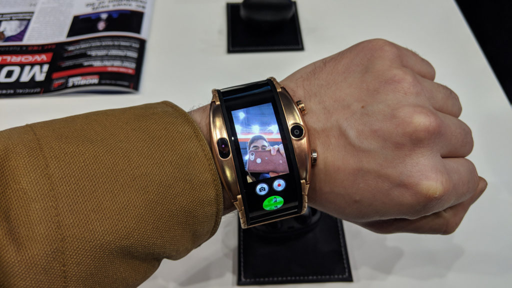 Nubia Alpha, la montre smartphone // Source : Julien Cadot pour Numerama Nubia Alpha, la montre smartphone // Source : Julien Cadot pour Numerama
