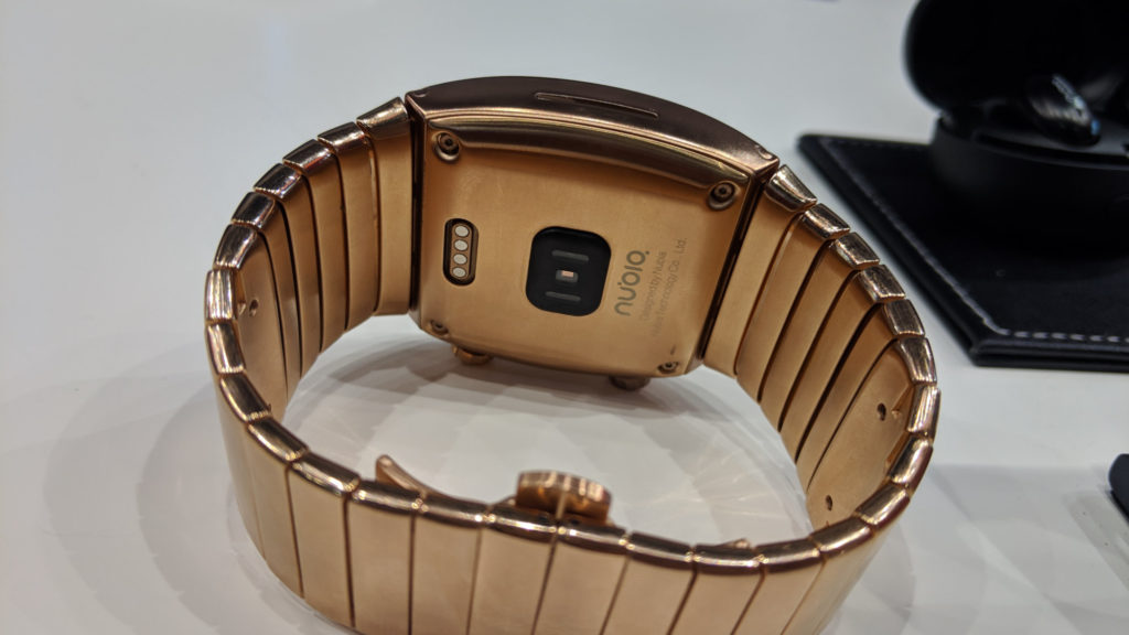 Nubia Alpha, la montre smartphone // Source : Julien Cadot pour Numerama Nubia Alpha, la montre smartphone // Source : Julien Cadot pour Numerama