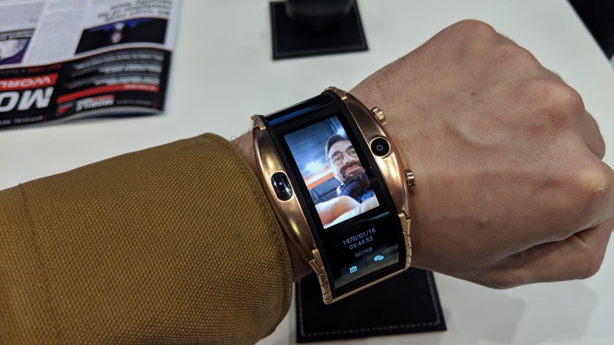 Nubia Alpha, la montre smartphone // Source : Julien Cadot pour Numerama Nubia Alpha, la montre smartphone // Source : Julien Cadot pour Numerama