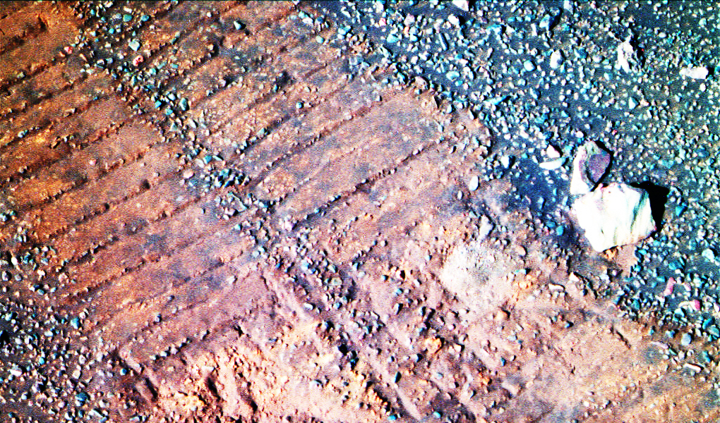 Des traces laissées par Opportunity sur Mars. // Source : Flickr/CC/Stuart Rankin (photo recadrée) Des traces laissées par Opportunity sur Mars. // Source : Flickr/CC/Stuart Rankin (photo recadrée)