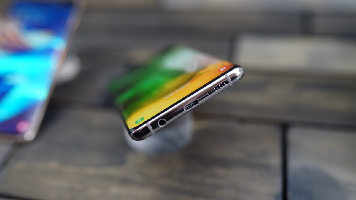 Le Samsung Galaxy S10 // Source : Ulrich Rozier pour Numerama Le Samsung Galaxy S10 // Source : Ulrich Rozier pour Numerama