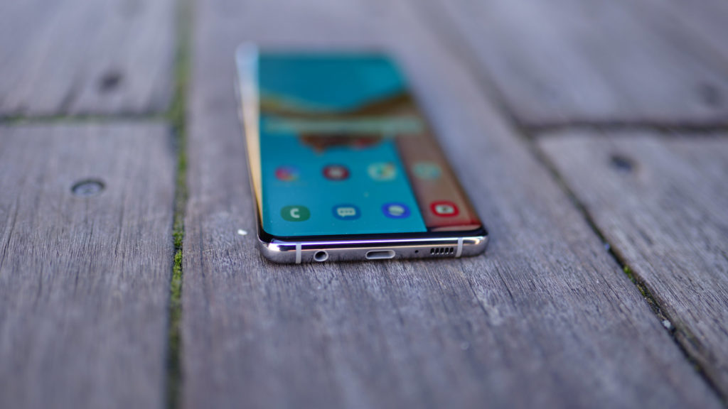 Le Samsung Galaxy S10 // Source : Ulrich Rozier pour Numerama Le Samsung Galaxy S10 // Source : Ulrich Rozier pour Numerama