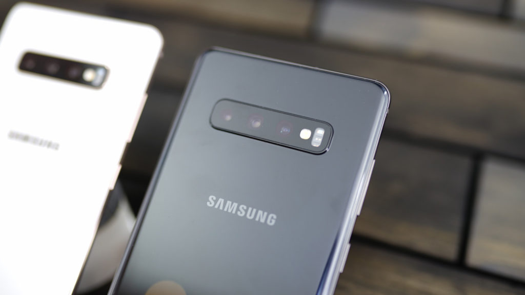 Le Samsung Galaxy S10 // Source : Ulrich Rozier pour Numerama Le Samsung Galaxy S10 // Source : Ulrich Rozier pour Numerama