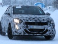 Peugeot 208 électrique  // Source : https://www.autocar.co.uk/car-news/new-cars/new-peugeot-208-electric-variant-caught-winter-testing