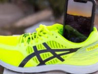 Un smartphone dans une chaussure. // Source : Flickr/CC/Marco Verch (photo recadrée)