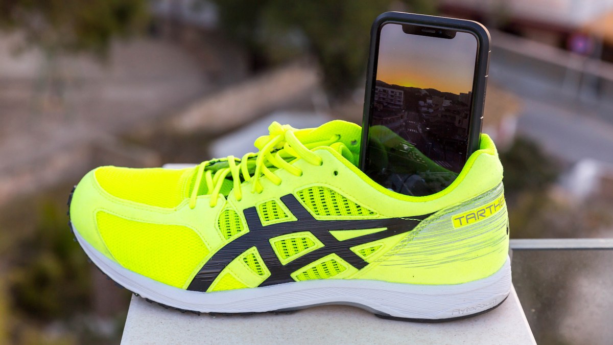 Un smartphone dans une chaussure. // Source : Flickr/CC/Marco Verch (photo recadrée) Un smartphone dans une chaussure. // Source : Flickr/CC/Marco Verch (photo recadrée)