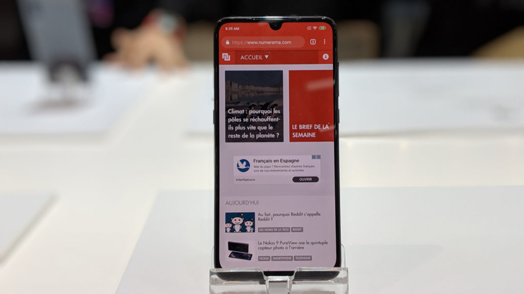 Xiaomi Mi 9 au MWC // Source : Julien Cadot pour Numerama Xiaomi Mi 9 au MWC // Source : Julien Cadot pour Numerama