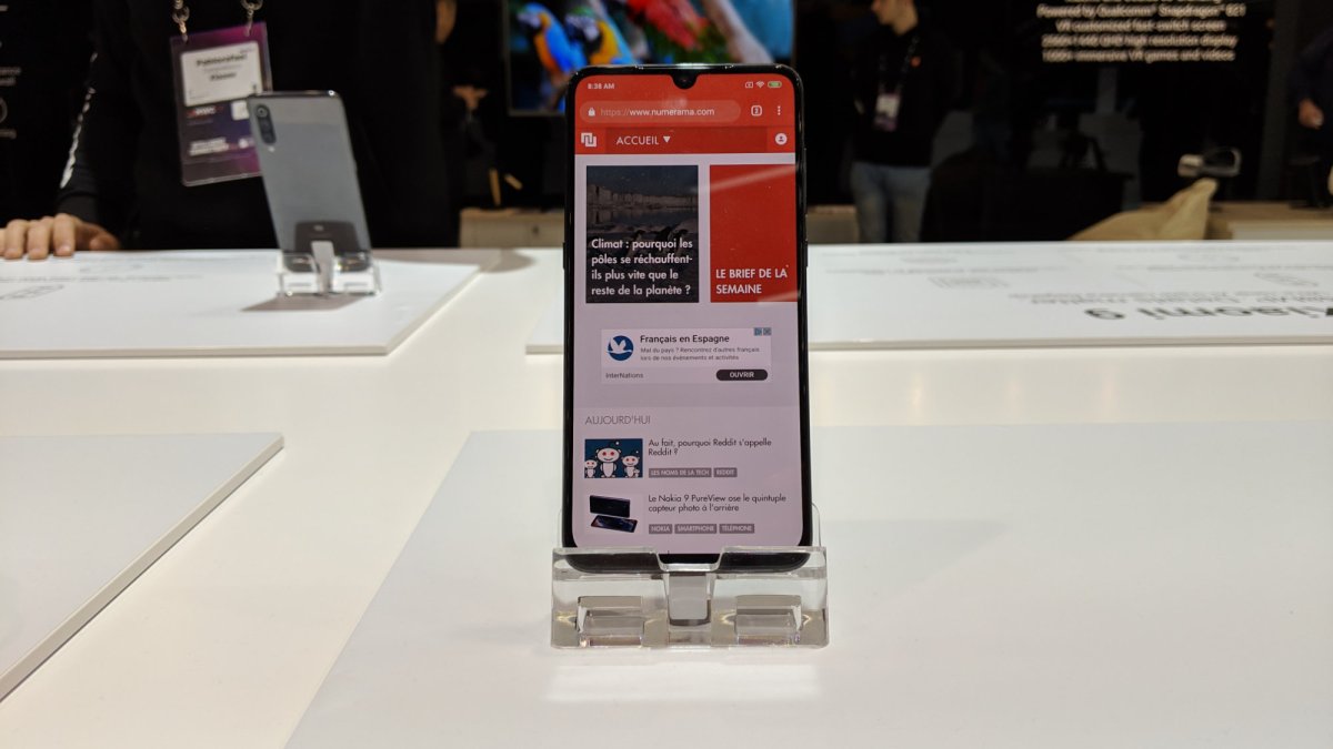 Xiaomi Mi 9 au MWC // Source : Julien Cadot pour Numerama Xiaomi Mi 9 au MWC // Source : Julien Cadot pour Numerama