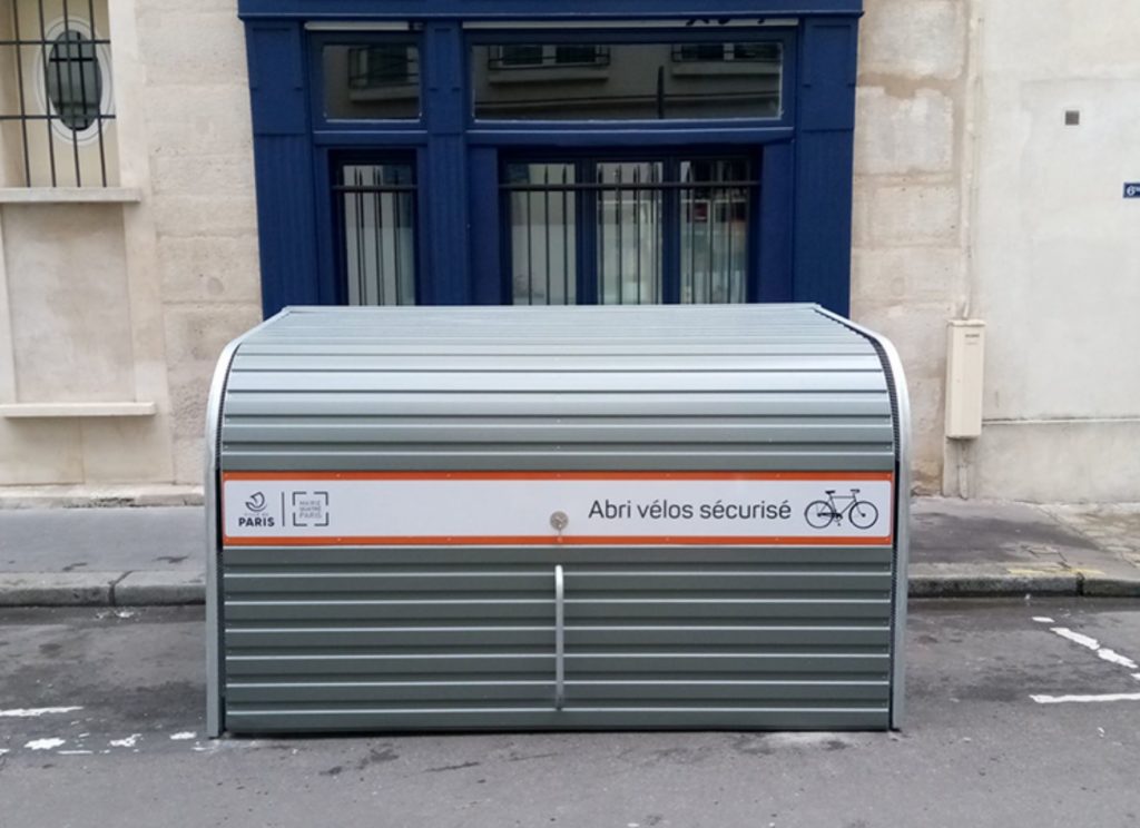 un des véloboxes installé dans le IVème arrondissement de Paris // Source : Abri Plus un des véloboxes installé dans le IVème arrondissement de Paris // Source : Abri Plus