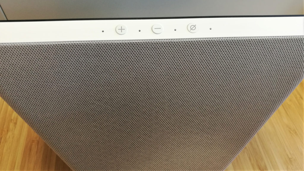 Les seuls boutons de l'Amazon Echo Show. // Source : Léopold Maçon Les seuls boutons de l'Amazon Echo Show. // Source : Léopold Maçon