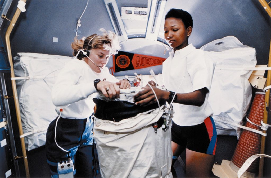 Nancy Jan Davis et Mae Jemison en 1992. // Source : Wikimedia/CC/Nasa Nancy Jan Davis et Mae Jemison en 1992. // Source : Wikimedia/CC/Nasa