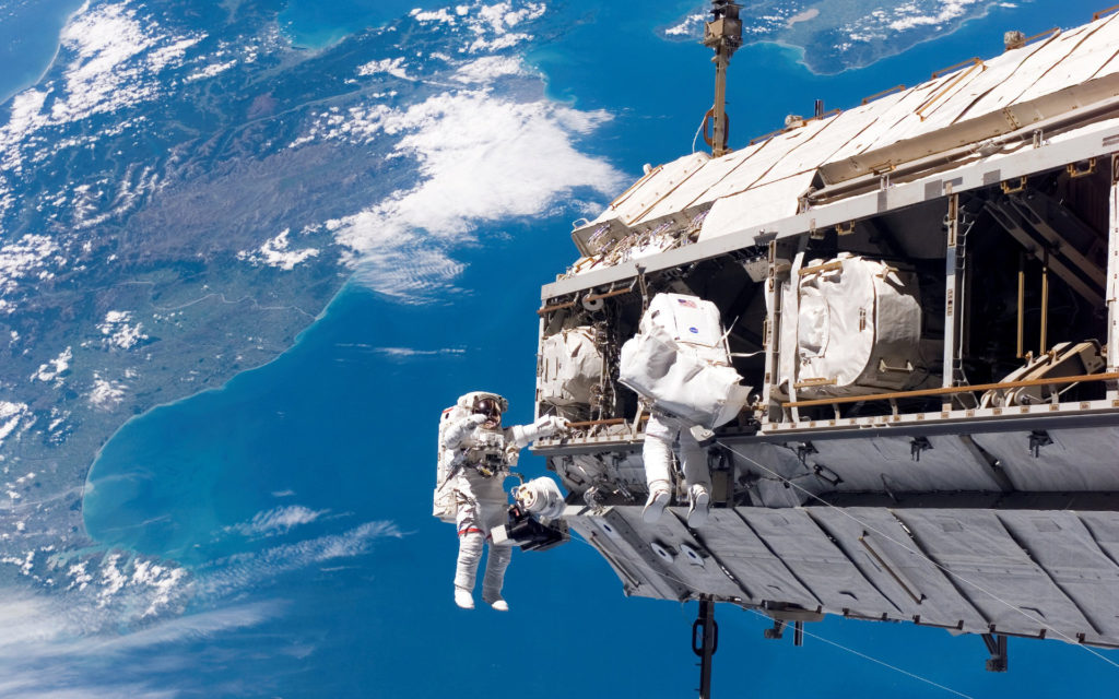 Des astronautes de l'ISS en sortie. // Source : Pxhere/CC0 Domaine public (photo recadrée) Des astronautes de l'ISS en sortie. // Source : Pxhere/CC0 Domaine public (photo recadrée)