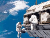 Des astronautes de l'ISS en sortie. // Source : Pxhere/CC0 Domaine public (photo recadrée)