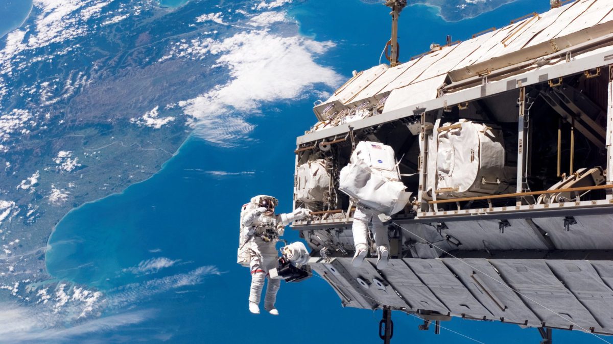 Des astronautes de l'ISS en sortie. // Source : Pxhere/CC0 Domaine public (photo recadrée) Des astronautes de l'ISS en sortie. // Source : Pxhere/CC0 Domaine public (photo recadrée)