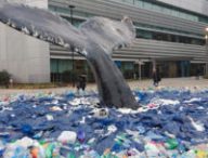 Une œuvre sur la pollution plastique des océans. // Source : Flickr/CC/zoetnet (photo recadrée)