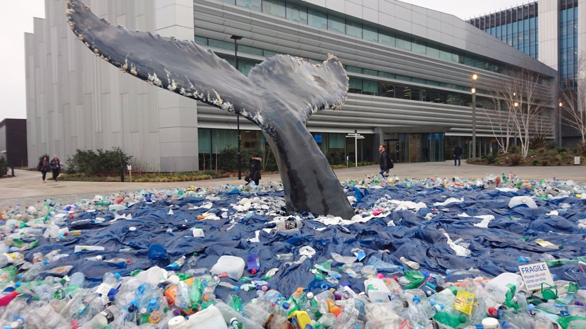 Une œuvre sur la pollution plastique des océans. // Source : Flickr/CC/zoetnet (photo recadrée) Une œuvre sur la pollution plastique des océans. // Source : Flickr/CC/zoetnet (photo recadrée)