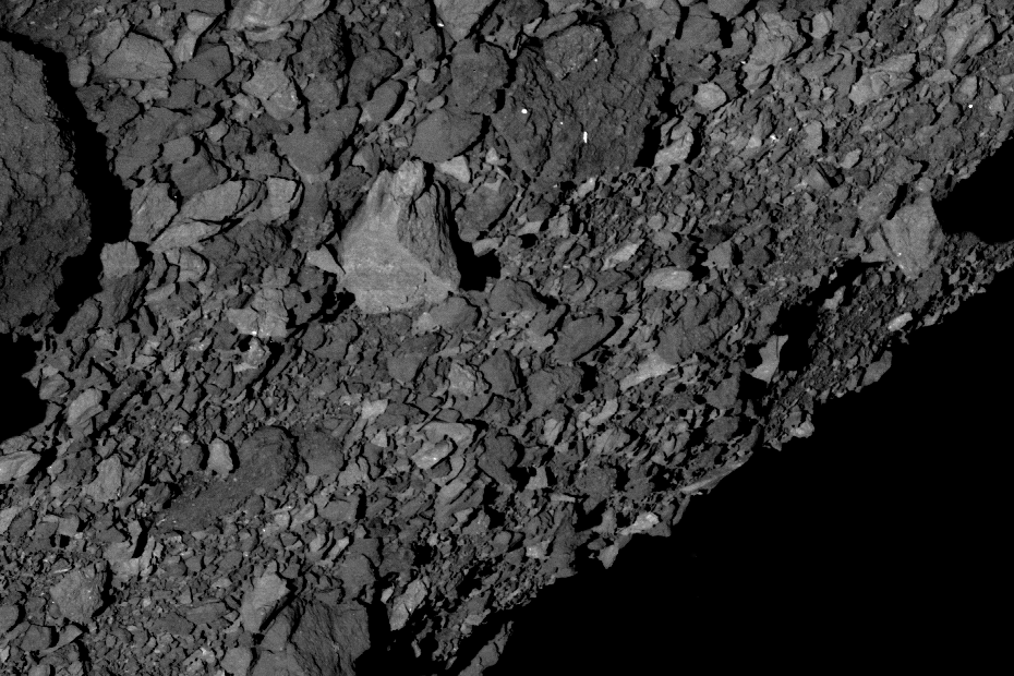 La surface de Bennu. // Source : NASA/Goddard/University of Arizona (photo recadrée) La surface de Bennu. // Source : NASA/Goddard/University of Arizona (photo recadrée)