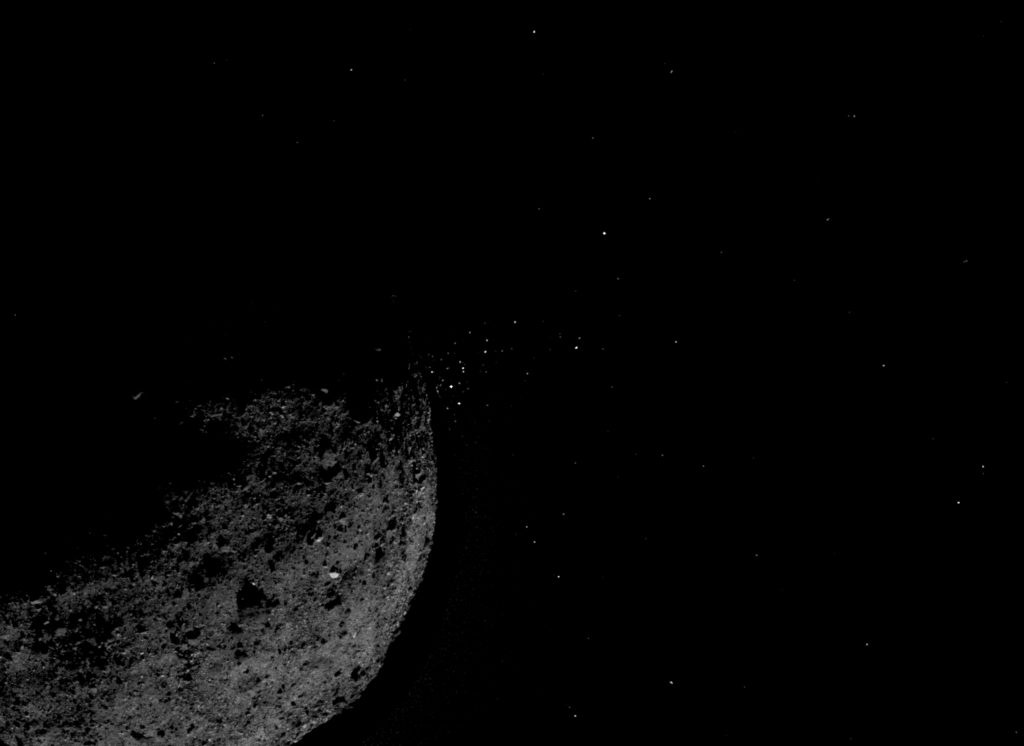 Les particules éjectées par Bennu. // Source : NASA/Goddard/University of Arizona/Lockheed Martin Les particules éjectées par Bennu. // Source : NASA/Goddard/University of Arizona/Lockheed Martin