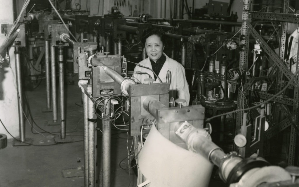 Chien-Shiung Wu en 1963. // Source : Wikimedia/CC/Smithsonian Institution (photo recadrée) Chien-Shiung Wu en 1963. // Source : Wikimedia/CC/Smithsonian Institution (photo recadrée)
