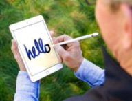 Tim Cook sur un iPad mini // Source : Twitter Tim Cook