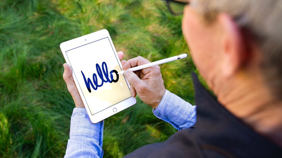 Tim Cook sur un iPad mini // Source : Twitter Tim Cook Tim Cook sur un iPad mini // Source : Twitter Tim Cook