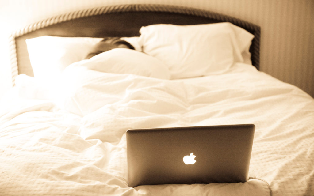 Un ordinateur sur un lit. // Source : Flickr/CC/Jared Tarbell (photo recadrée) Un ordinateur sur un lit. // Source : Flickr/CC/Jared Tarbell (photo recadrée)