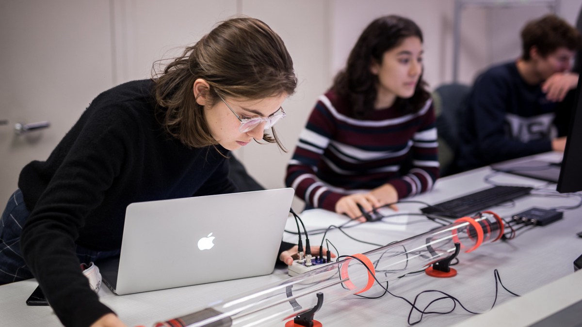 Les femmes scientifiques, victimes de l'effet Matilda. // Source : Flickr/CC/Ecole polytechnique (photo recadrée) Les femmes scientifiques, victimes de l'effet Matilda. // Source : Flickr/CC/Ecole polytechnique (photo recadrée)