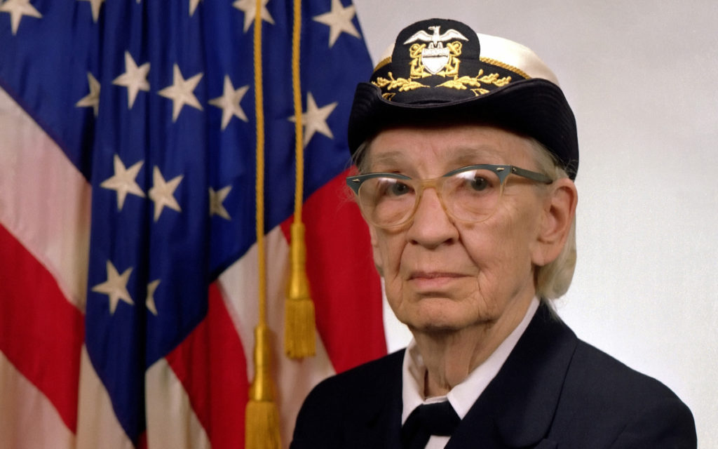 Grace Hopper (1984). // Source : Wikimedia/CC/James S. Davis (photo recadrée) Grace Hopper (1984). // Source : Wikimedia/CC/James S. Davis (photo recadrée)