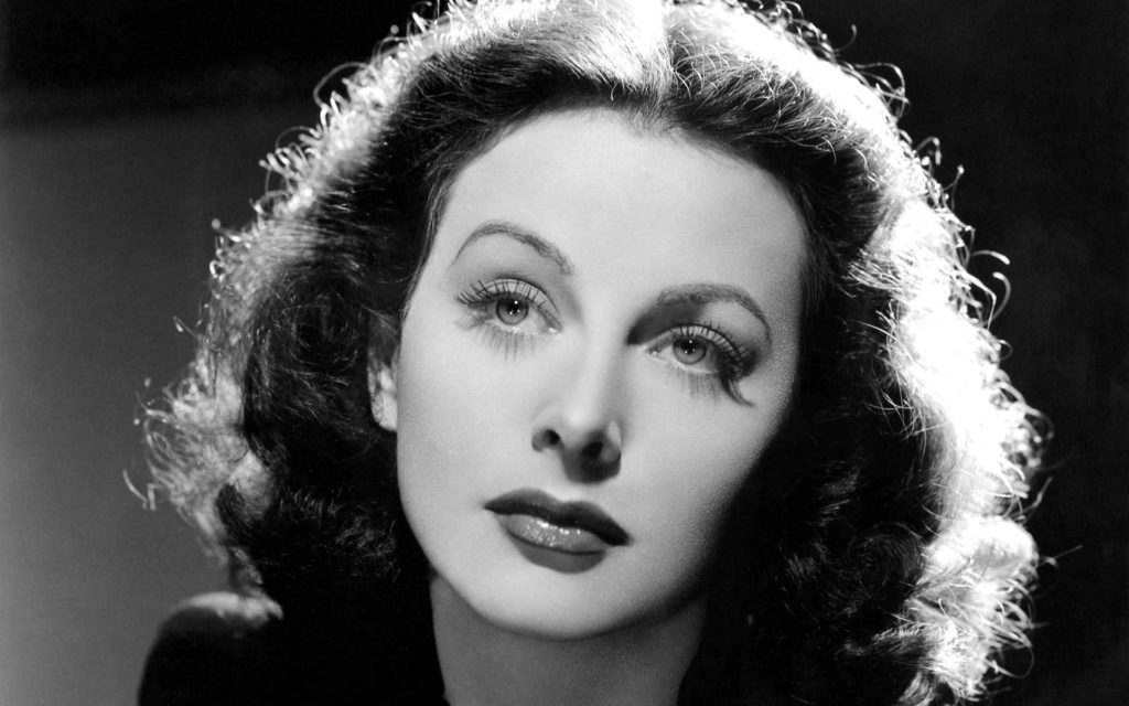 Hedy Lamarr en 1944. // Source : Wikimedia/CC/MGM (photo recadrée) Hedy Lamarr en 1944. // Source : Wikimedia/CC/MGM (photo recadrée)