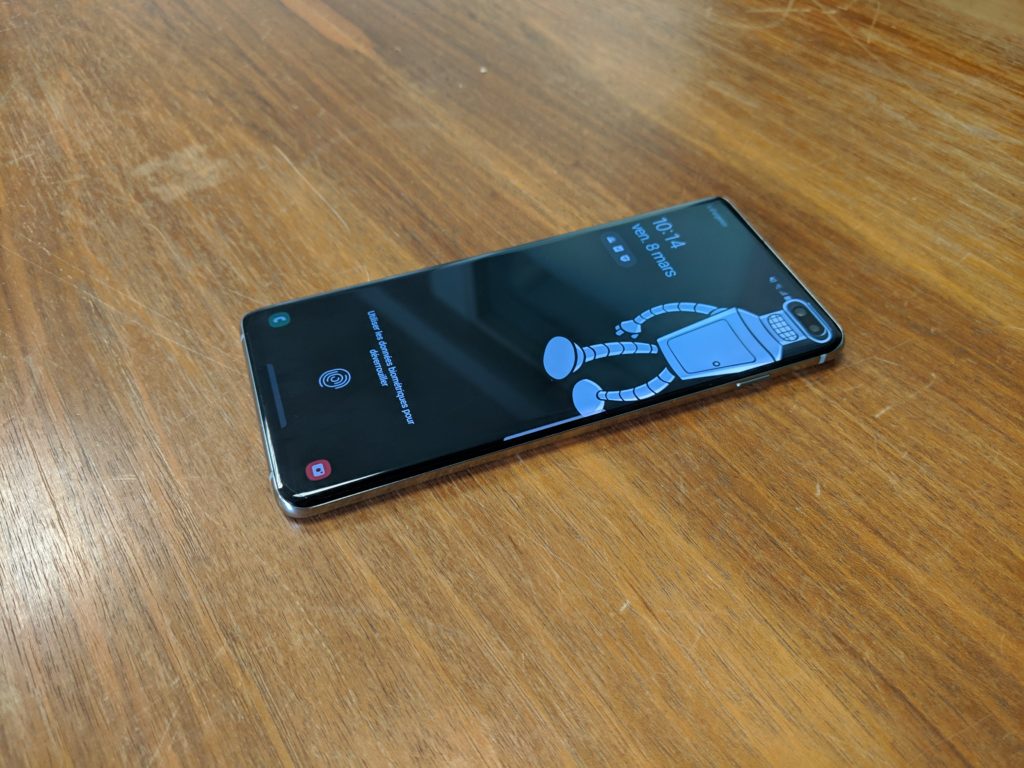 Un Galaxy S10+ de Samsung avec un fond rigolo // Source : Julien Cadot pour Numerama Un Galaxy S10+ de Samsung avec un fond rigolo // Source : Julien Cadot pour Numerama