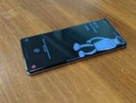 Un Galaxy S10+ de Samsung avec un fond rigolo // Source : Julien Cadot pour Numerama