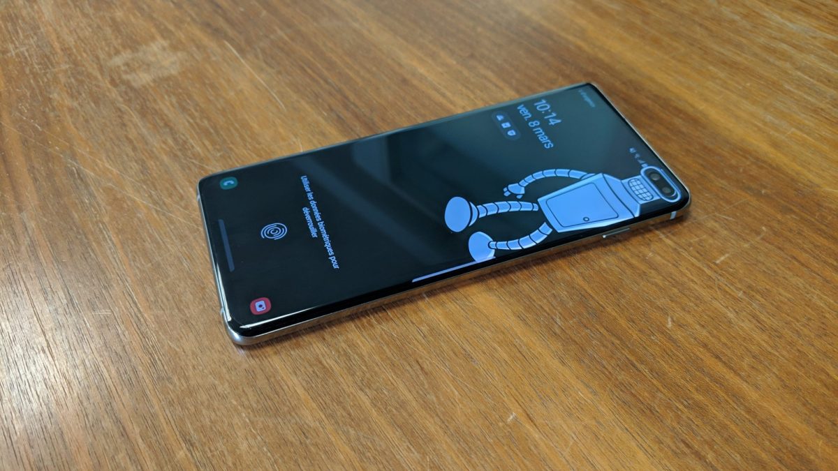 Un Galaxy S10+ de Samsung avec un fond rigolo // Source : Julien Cadot pour Numerama Un Galaxy S10+ de Samsung avec un fond rigolo // Source : Julien Cadot pour Numerama