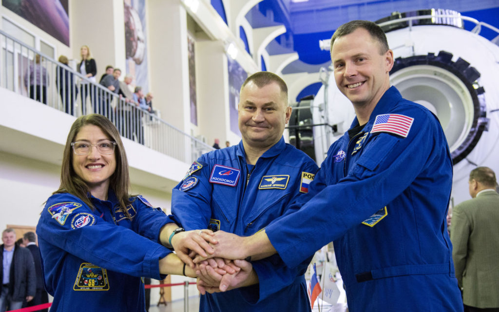 Christina Koch, Alexey Ovchinin et Nick Hague en février 2019. // Source : Wikimedia/CC/Nasa/Beth Weissinger (photo recadrée) Christina Koch, Alexey Ovchinin et Nick Hague en février 2019. // Source : Wikimedia/CC/Nasa/Beth Weissinger (photo recadrée)