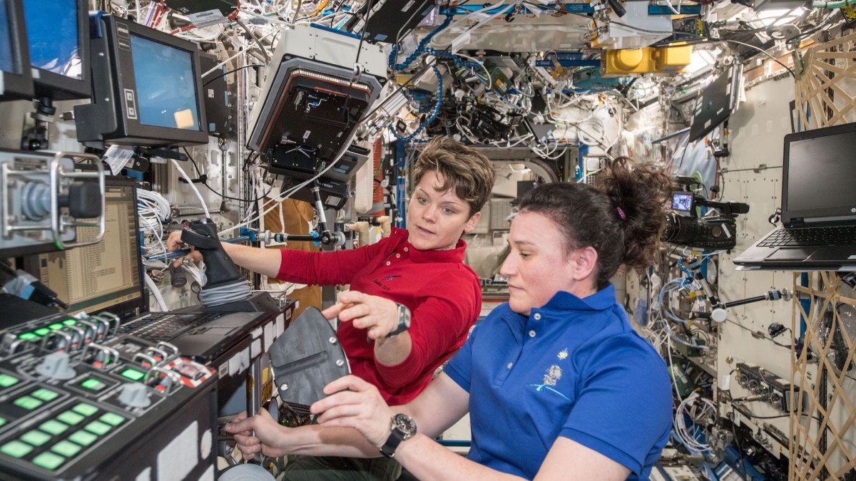 Anne McClain et Serena Auñón-Chancellor. // Source : Wikimedia/CC/Nasa photo recadrée) Anne McClain et Serena Auñón-Chancellor. // Source : Wikimedia/CC/Nasa photo recadrée)
