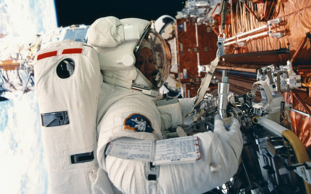 Une astronaute de l'ISS en sortie. // Source : Pixabay (photo recadrée) Une astronaute de l'ISS en sortie. // Source : Pixabay (photo recadrée)