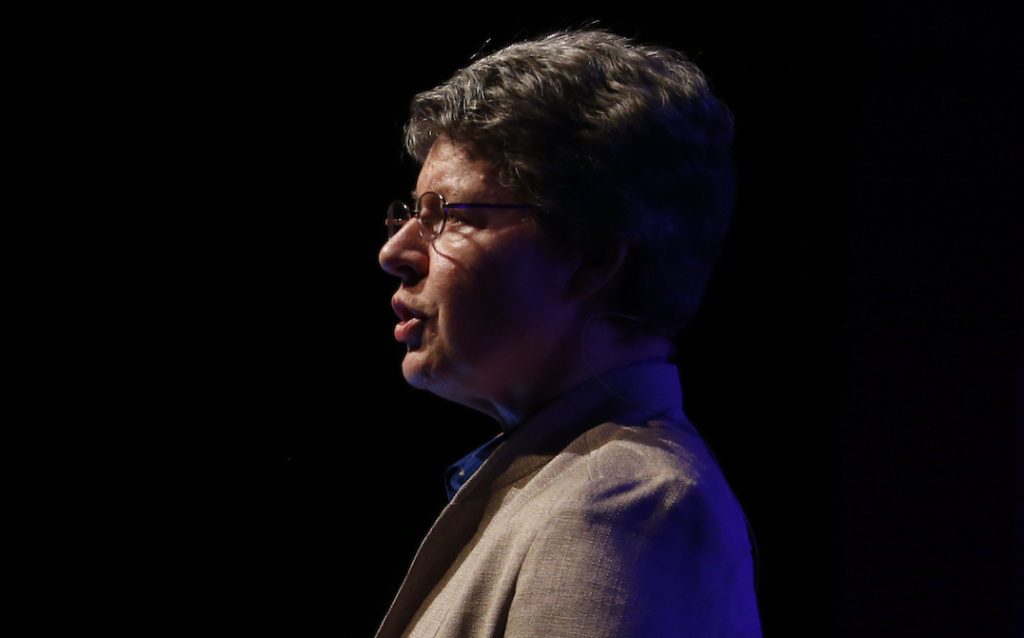 Jocelyn Bell (2015). // Source : Wikimedia/CC/Conor McCabe Photography (photo recadrée) Jocelyn Bell (2015). // Source : Wikimedia/CC/Conor McCabe Photography (photo recadrée)