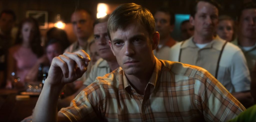 Un Joel Kinnaman plus heureux que jamais dans For All Mankind // Source : Youtube/Apple Un Joel Kinnaman plus heureux que jamais dans For All Mankind // Source : Youtube/Apple