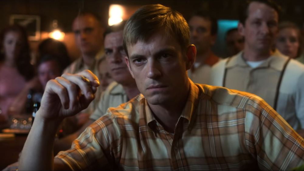 Un Joel Kinnaman plus heureux que jamais dans For All Mankind // Source : Youtube/Apple Un Joel Kinnaman plus heureux que jamais dans For All Mankind // Source : Youtube/Apple