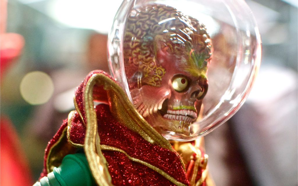 Un extraterrestre du film Mars Attacks. // Source : Flickr/CC/Tasayu Tasnaphun (photo recadrée) Un extraterrestre du film Mars Attacks. // Source : Flickr/CC/Tasayu Tasnaphun (photo recadrée)