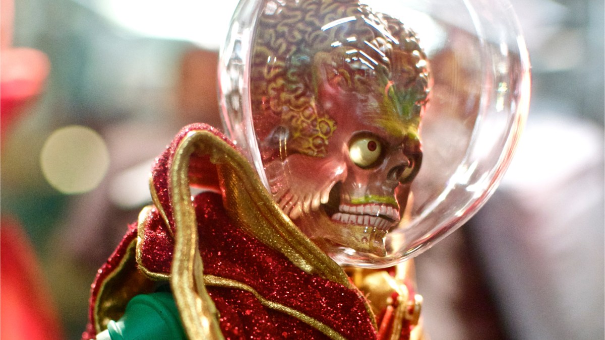 Un extraterrestre du film Mars Attacks. // Source : Flickr/CC/Tasayu Tasnaphun (photo recadrée) Un extraterrestre du film Mars Attacks. // Source : Flickr/CC/Tasayu Tasnaphun (photo recadrée)