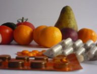 Des médicaments, des fruits et des légumes. // Source : Pixabay (photo recadrée)