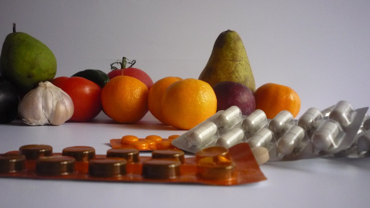 Des médicaments, des fruits et des légumes. // Source : Pixabay (photo recadrée) Des médicaments, des fruits et des légumes. // Source : Pixabay (photo recadrée)