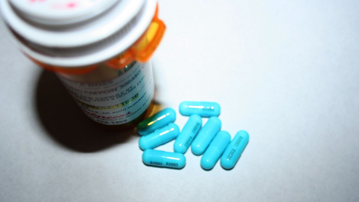 Des antibiotiques. // Source : A. Des antibiotiques. // Source : A.