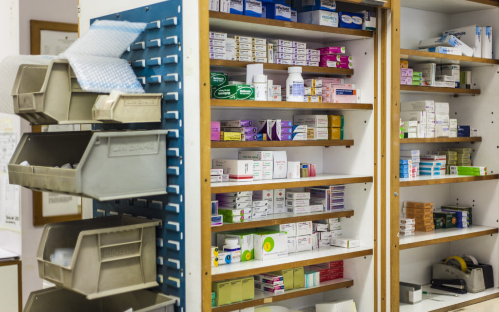 Des médicaments dans une pharmacie. // Source : Pxhere/CC0 Domaine public (photo recadrée) Des médicaments dans une pharmacie. // Source : Pxhere/CC0 Domaine public (photo recadrée)