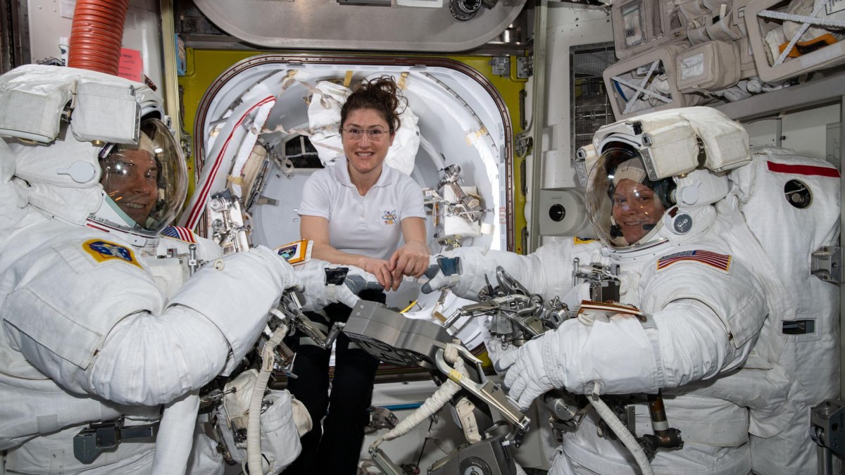 Nick Hague, Christina Koch et Anne McClain à bord de l'ISS. // Source : Nasa (photo recadrée) Nick Hague, Christina Koch et Anne McClain à bord de l'ISS. // Source : Nasa (photo recadrée)