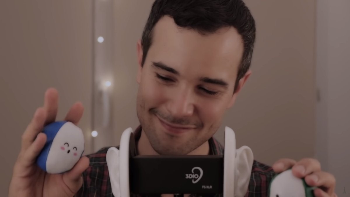 Extrait d'une vidéo de Florian Bouillot alias Paris ASMR // Source : Capture d'écran Paris ASMR Extrait d'une vidéo de Florian Bouillot alias Paris ASMR // Source : Capture d'écran Paris ASMR